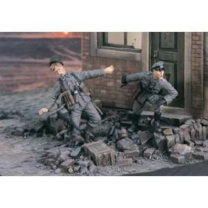  German Officers Ambushed (2) 1 35 Verlinden Toys & Games