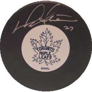  Darryl Sittler autographed Hockey Puck (Toronto Maple 