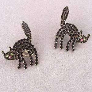  Small Scared Cat Post Earrings  Finish FINE SILVER  Code 