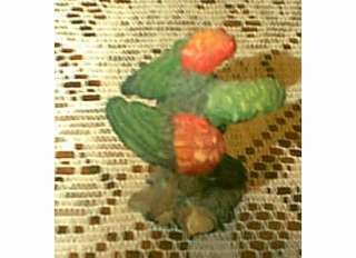 COLORFUL GREEN & RED WINGS RESIN PIRATE PARROT ON STUMP  