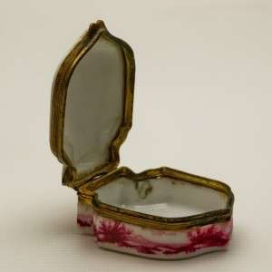   Meissen Antique Miniature Courting Couple Porcelain Trinket Snuff Box